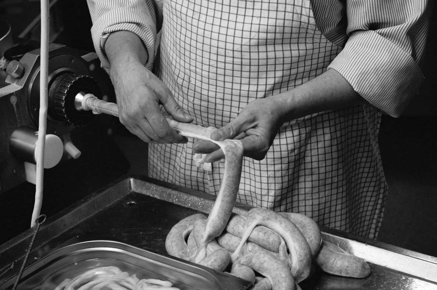 Bratwurstherstellung in der Metzgerei Frank